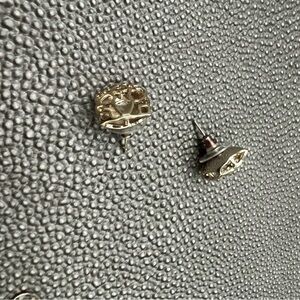 Kendra Scott gold stud very classy and elegant